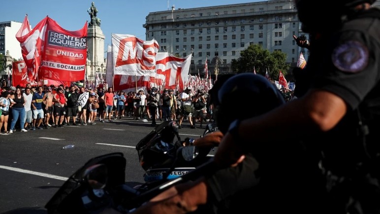 Incidentes en el Congreso mientras se debate la Ley Ómnibus