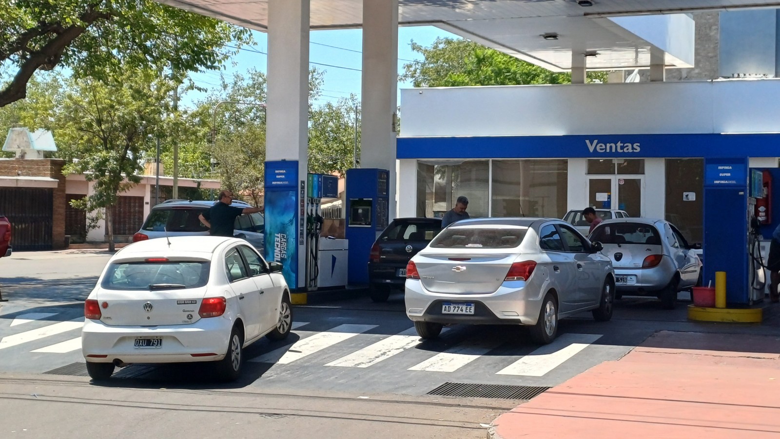 Volvieron las colas en verano. Nuevo aumento en los precios de combustibles