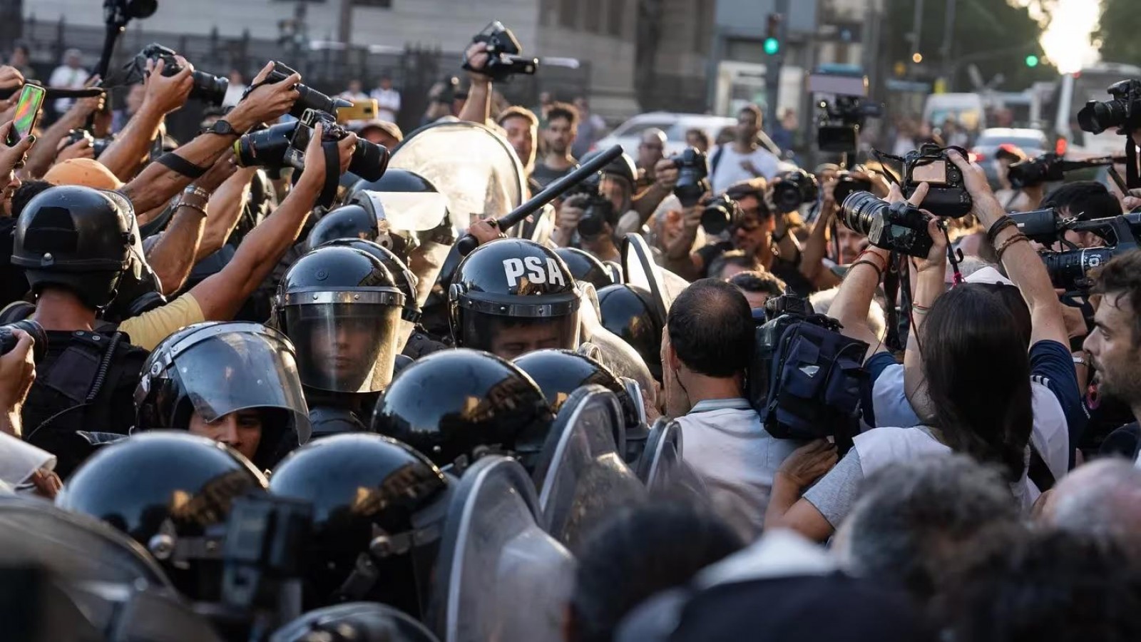 Disturbios y represión en los alrededores del Congreso por la aprobación general de la Ley Ómnibus