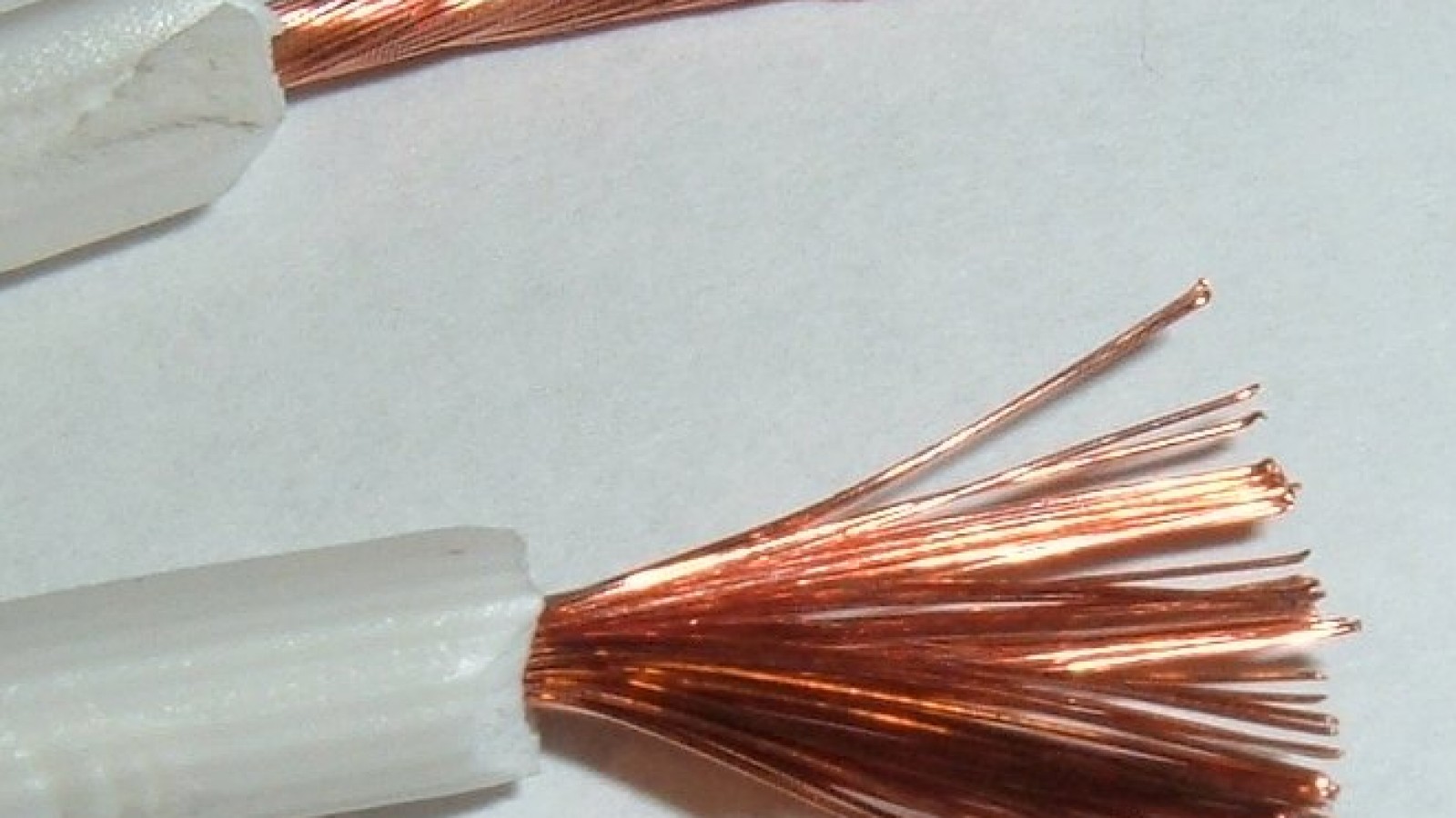 Asaltos, robos de auto, moto y dos detenidos por quemar cables