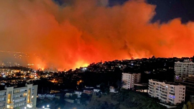 Boric declaró el toque de queda por los incendios forestales en Valparaíso, hay más de 40 muertes