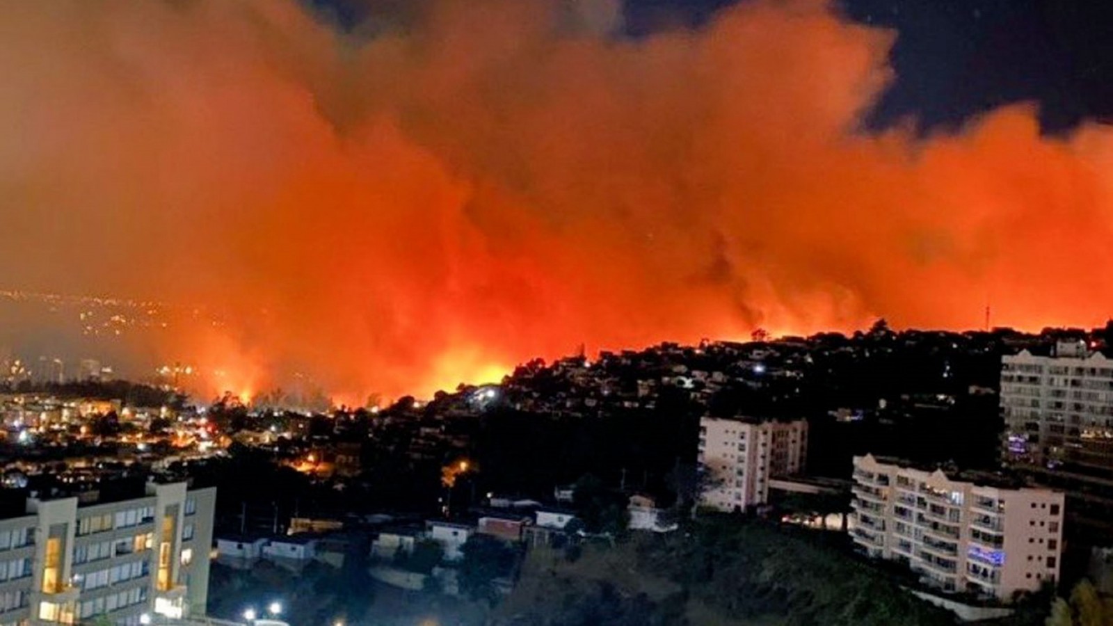 Boric declaró el toque de queda por los incendios forestales en Valparaíso, hay más de 40 muertes