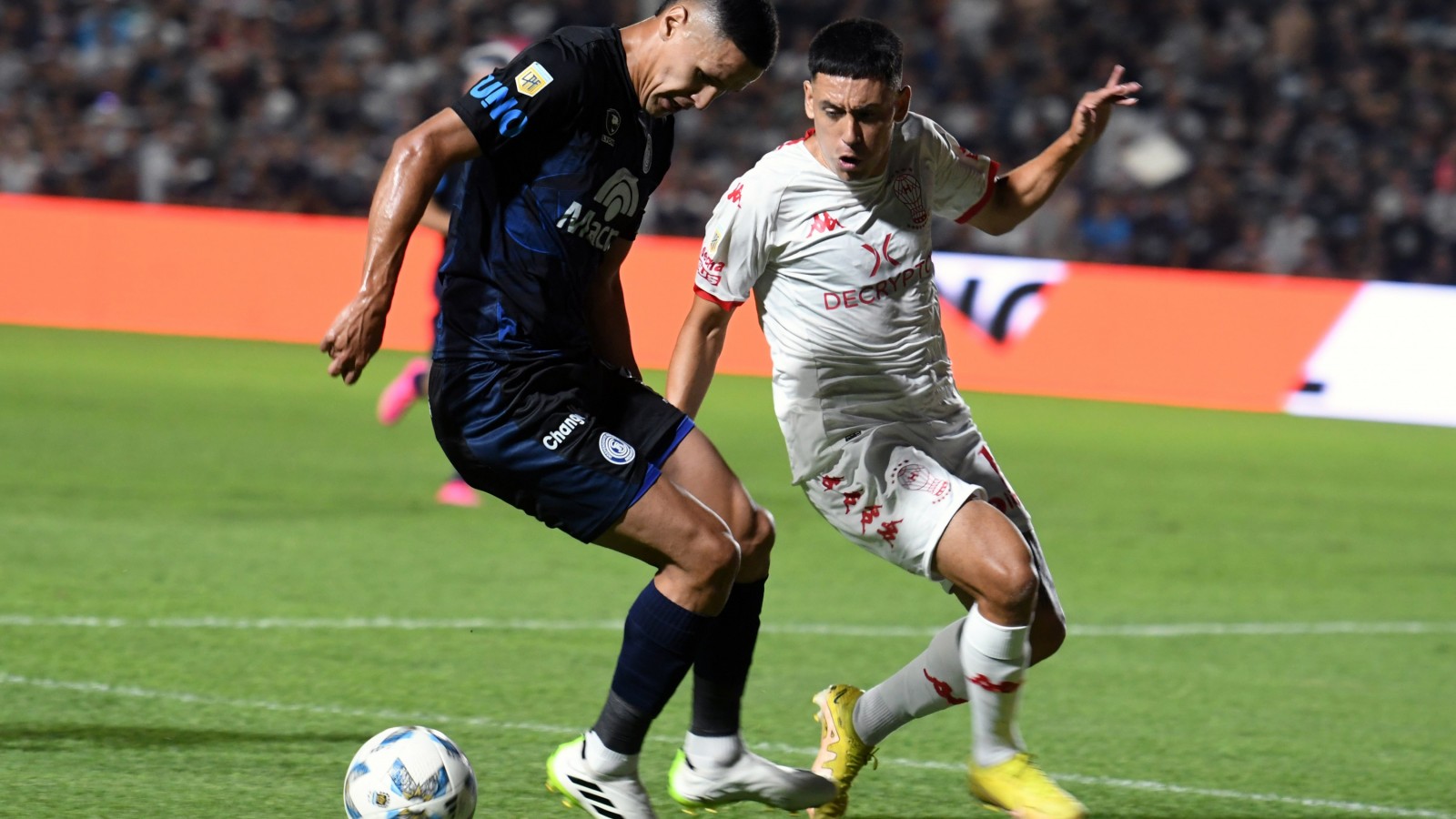 La primera gran alegría de los azules del parque en su propio estadio: derrotaron al viento. Independiente 2 Huracán 0