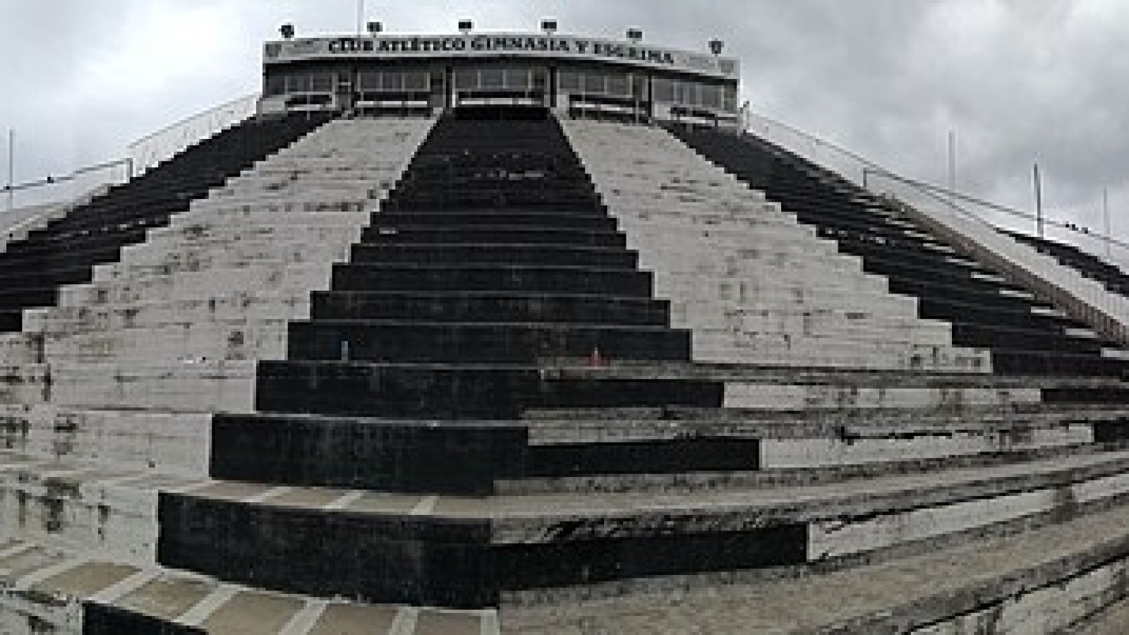 Domingo trágico: mataron a un hincha de Gimnasia y se ahogó un joven en el Río Mendoza