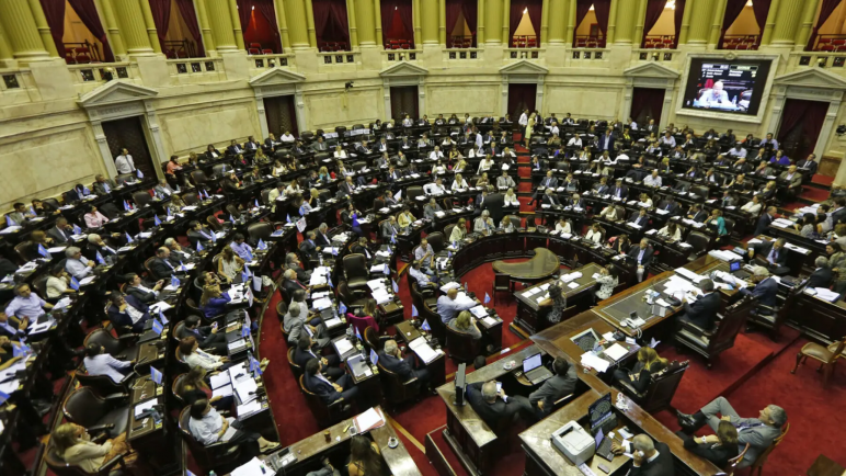 La cámara de Diputados aprobó otorgar  facultades especiales al presidente Milei, tras arduo debate