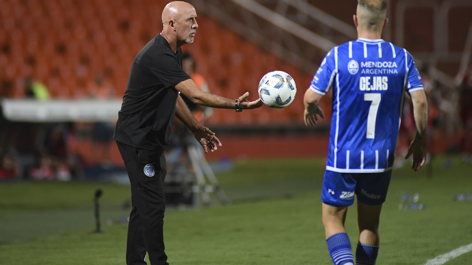 El empate sin goles le sirvió al Tomba para llegar a la punta y a Petroli para batir un record en el expreso