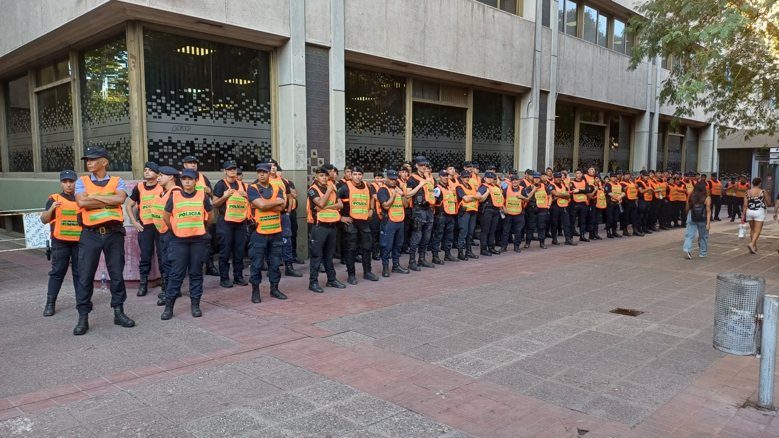 Vigilia de familiares de policías y penitenciarios para hablar con las autoridades por reclamos