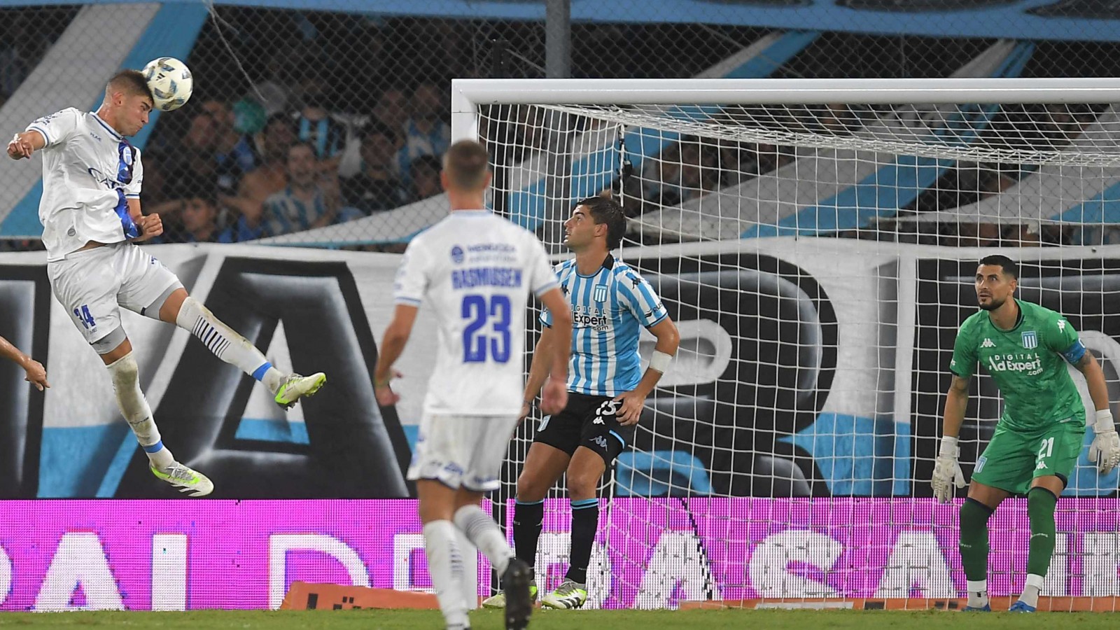 El Tomba visitó a la Academia, y dio clases de efectividad y precisión. Imparable el Expreso