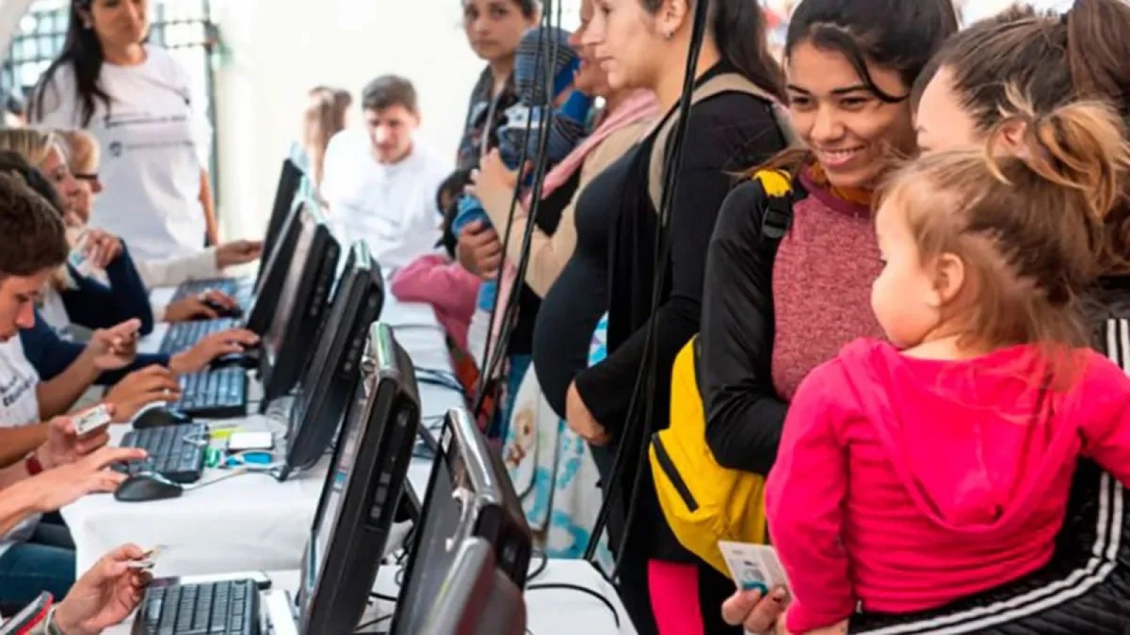 El gobierno de Milei redujo los topes de ingresos para las asignaciones familiares