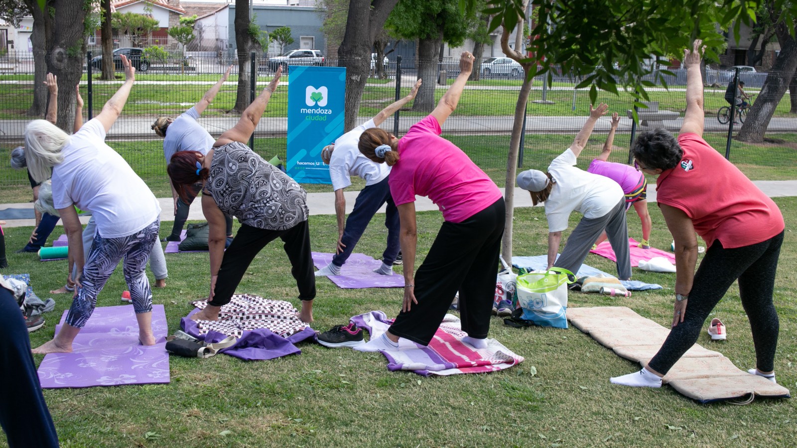 Yoga para celebrar el Día de la Mujer en Divisadero Largo