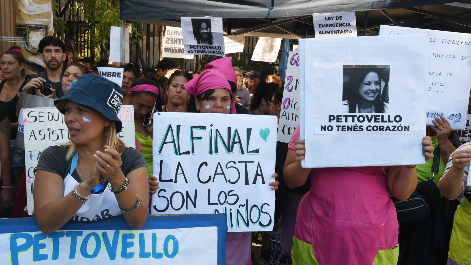 Los perros de Milei comen mejor que las chicas, los chicos y los ancianos. Ollazo en el centro porteño