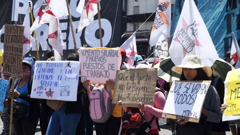 Milei eliminará 300 unidades de gestión de planes sociales