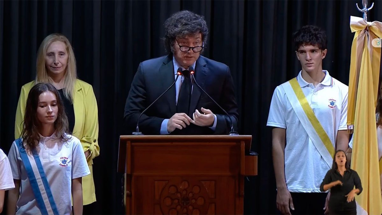 Insólito: dos estudiantes se desmayaron durante el discurso de Milei