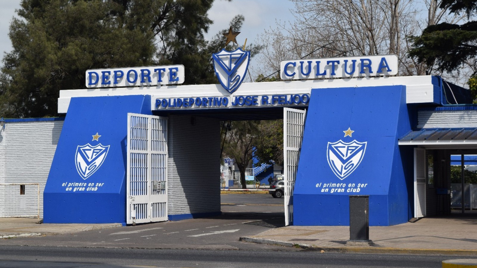 Denuncian a cuatro jugadores de Veléz por abuso sexual a una periodista